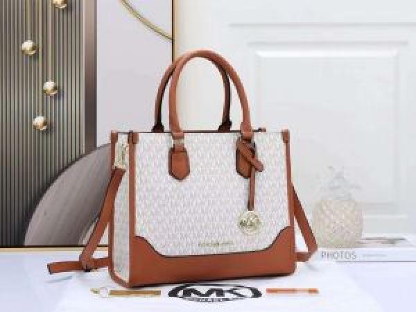 Michael  Kors tote with dust cover 5318