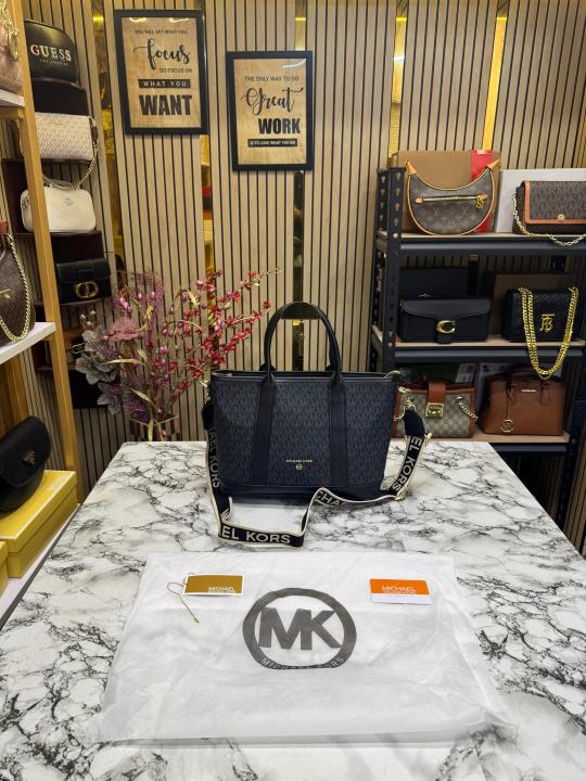 Michael  Kors Logo  Signature Satchel Handbag With Dust Bag (Black)