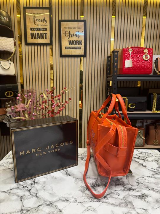 Marc Jacob The Tote Bag Medium With Box And Dust Bag (Tea)