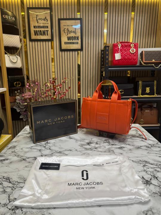 Marc Jacob The Tote Bag Medium With Box And Dust Bag (Tea)