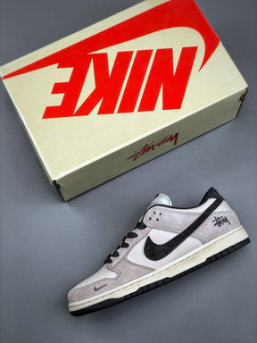 nikeee. stussy x sb dunk low white grey