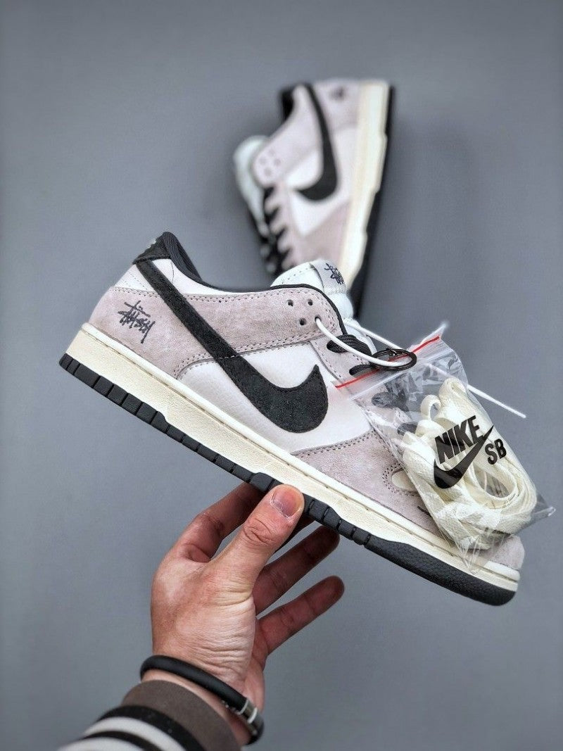 nikeee. stussy x sb dunk low white grey