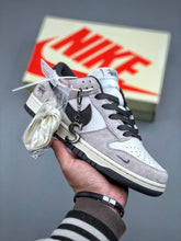 nikeee. stussy x sb dunk low white grey