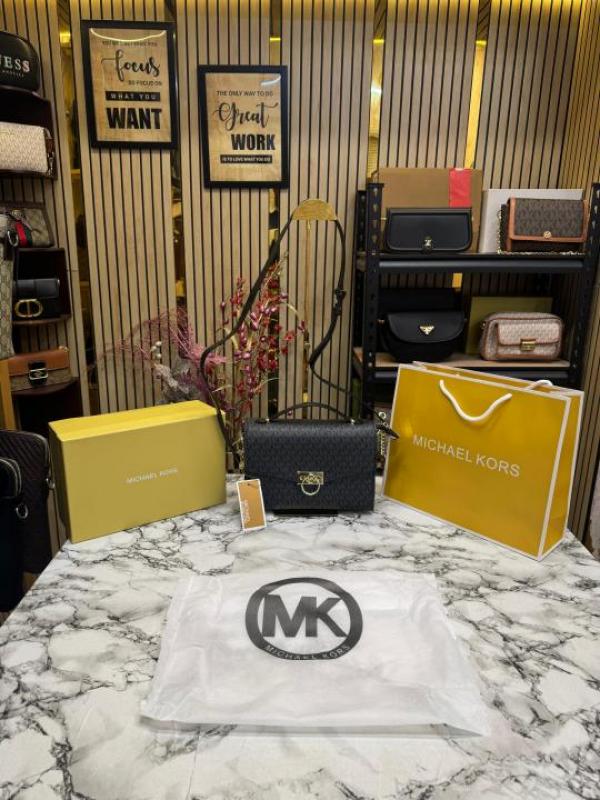 Michael  Kors Hendrix Signature Shoulder Bag With Box Dust Bag Including Carry Bag (Black)