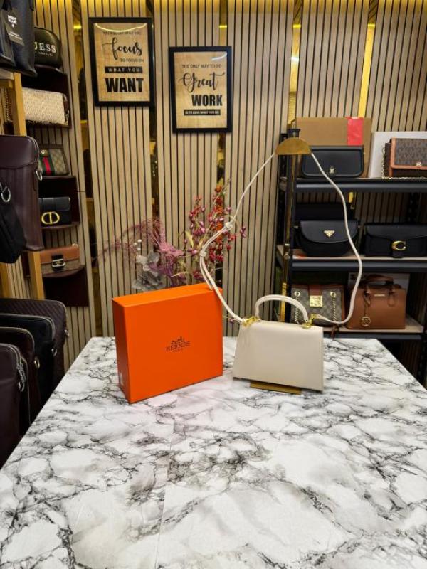 Hermes Kelly Top Handle Bag With Box (White)