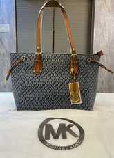 Michael  kors  voyager jet set print tote bag with dust bag 5443