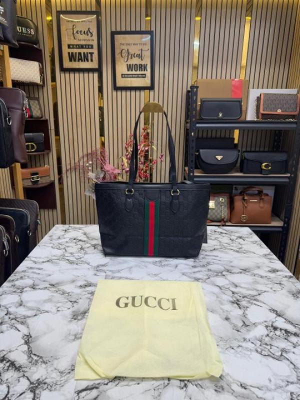 GUCCI  GG  SUPREME  WITH  MATCHING  WALLET  AND  DUST  BAG  (BLACK)