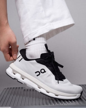 On Running Cloud Zone Ice Black