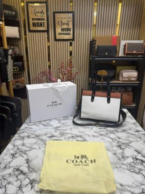 COAC  H FIELD TOTE PREMIUM QUALITY BAG WITH OG MAGNETIC BOX DUST BAG