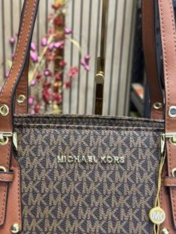 Michael  Kors Voyager Premium Quality Tote Bag With Dust Bag (COFFEE BROWN)