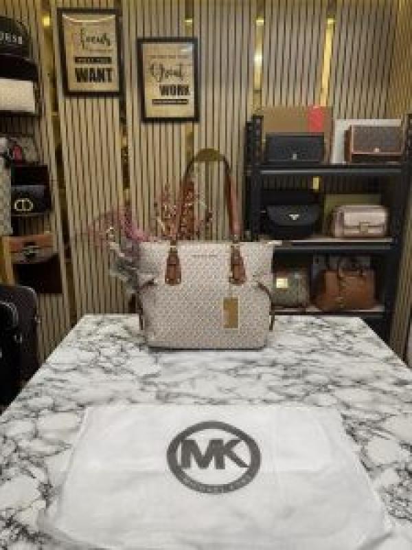 Michael  Kors Voyager Premium Quality Tote Bag With Dust Bag (BIEGE BROWN)