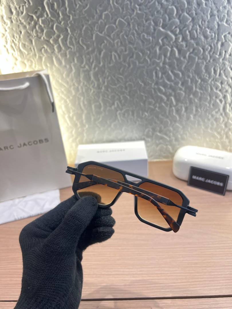 MARC JACOBS BROWN 6125