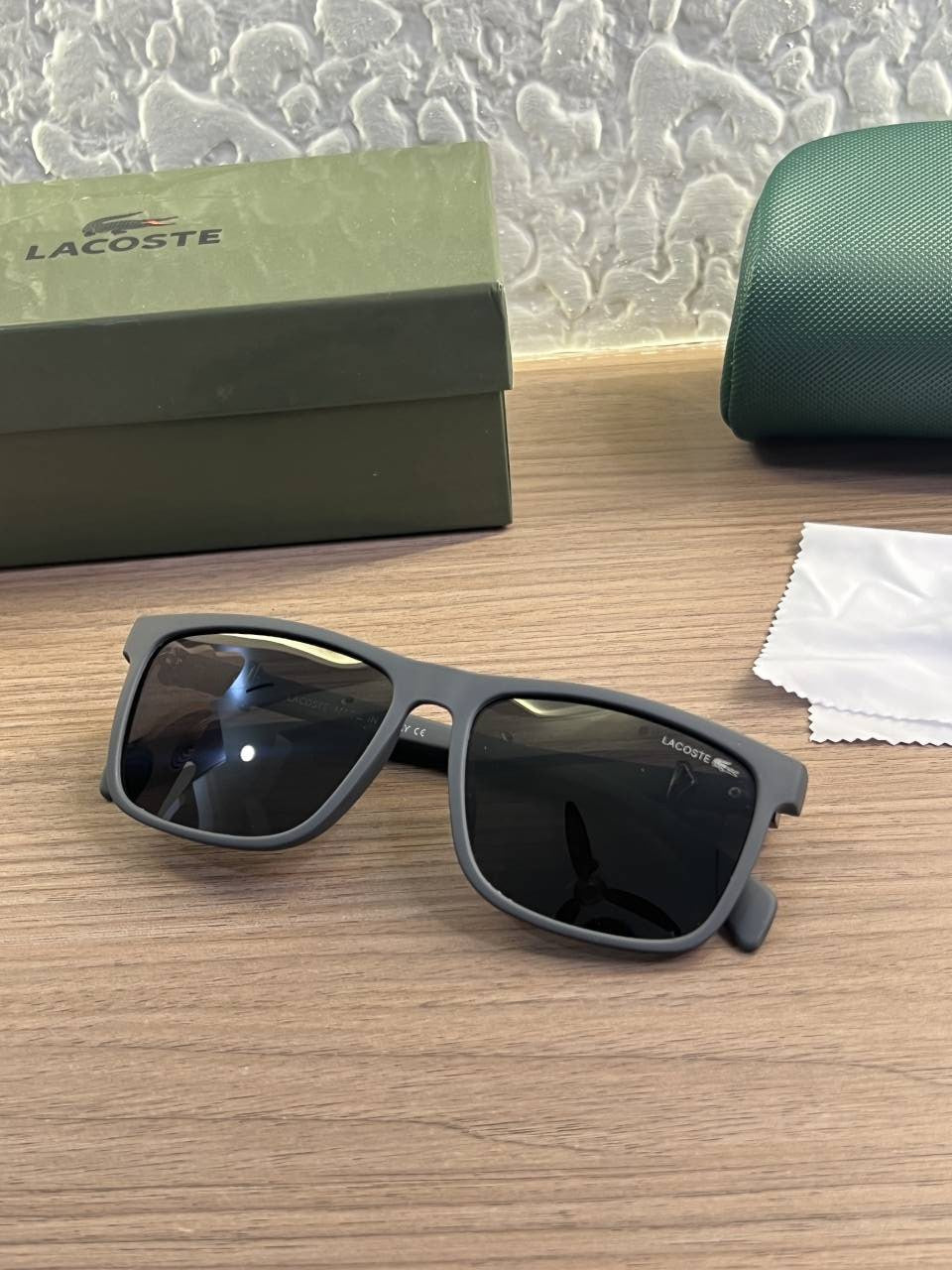 Lacost 21135 grey