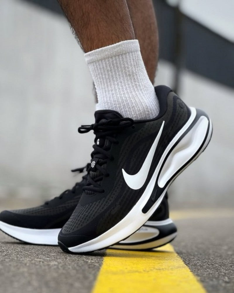 Nik.e Journey Run White Black 230