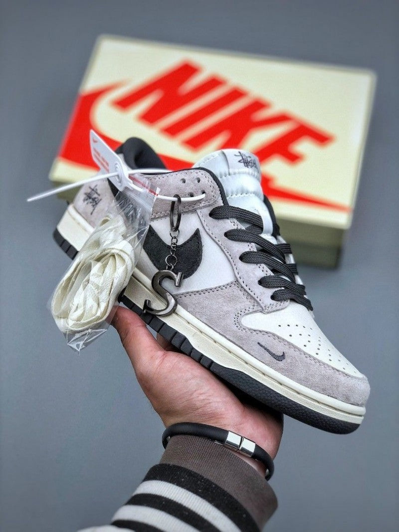 Stussy X dunk low white black with Keychain