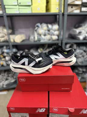 New Balance Fuelcell Elite V4 BlackWhite