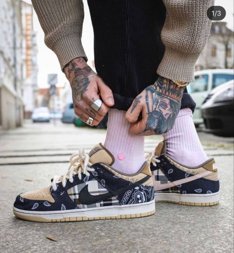 NIK SB DUNK LOW BANDHANA X TRAVIS SCOTT