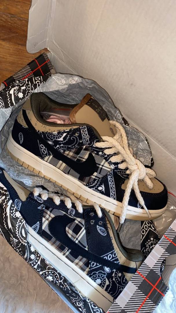 NIK SB DUNK LOW BANDHANA X TRAVIS SCOTT