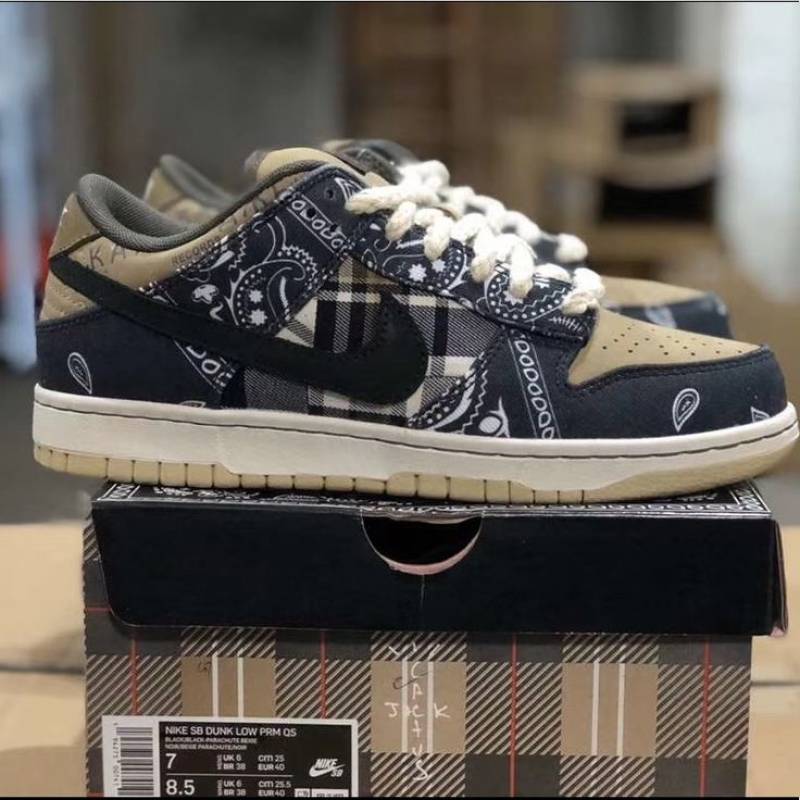 NIK SB DUNK LOW BANDHANA X TRAVIS SCOTT