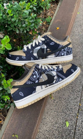NIK SB DUNK LOW BANDHANA X TRAVIS SCOTT