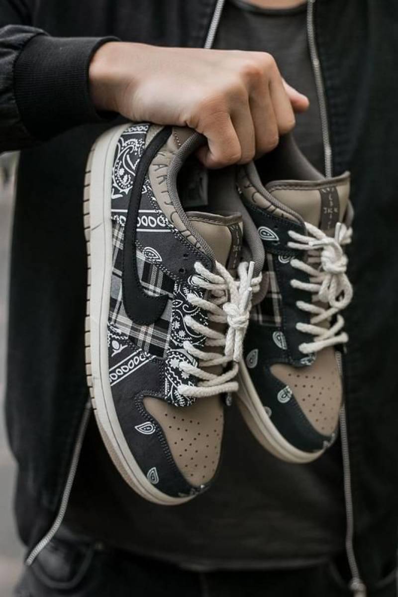 NIK SB DUNK LOW BANDHANA X TRAVIS SCOTT