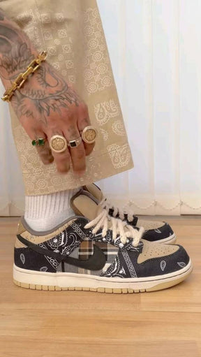 NIK SB DUNK LOW BANDHANA X TRAVIS SCOTT