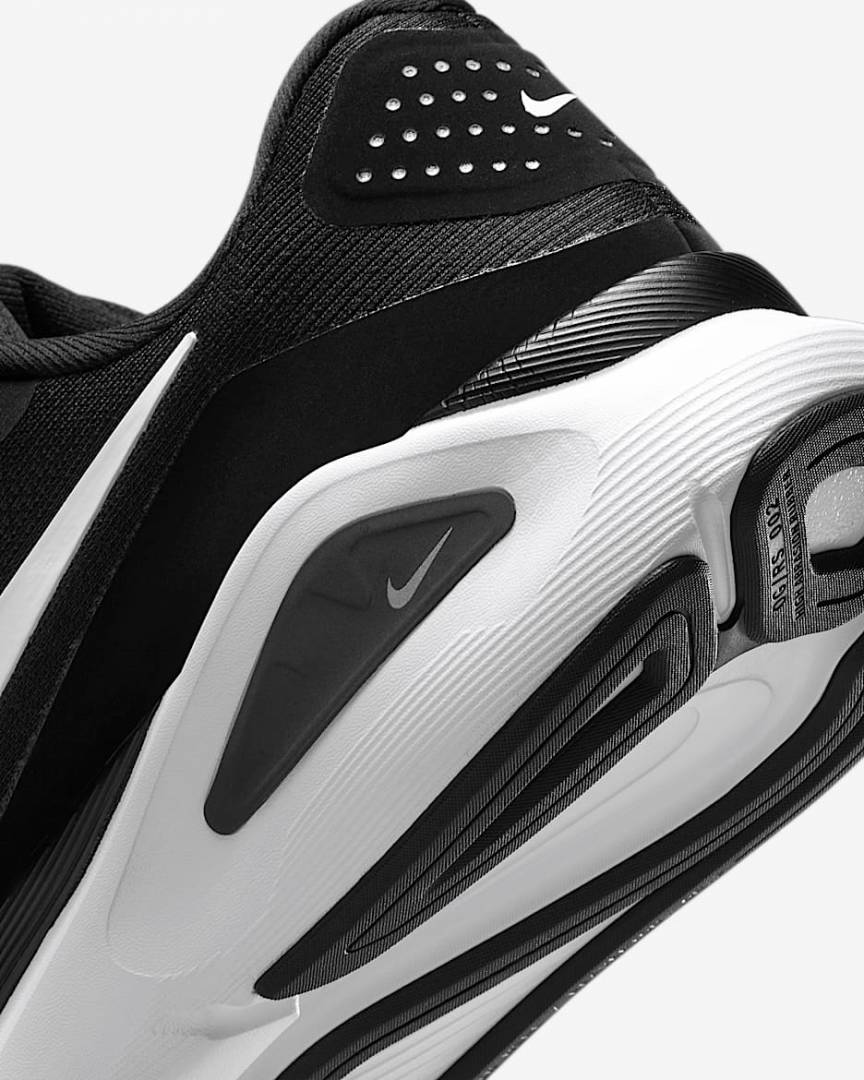 ....Nik.e Structure 26 White Blact