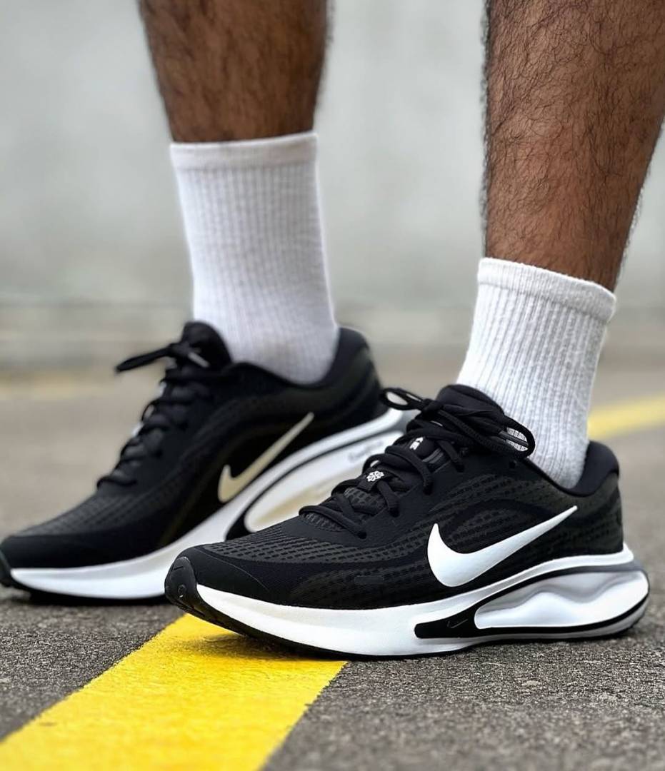 Nik.e Journey Run White Black