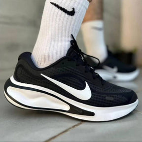 Nik.e Journey Run White Black