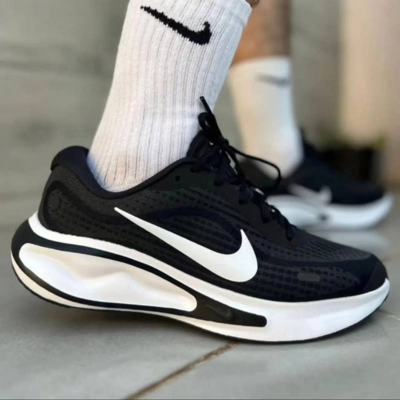 Nik.e Journey Run White Black