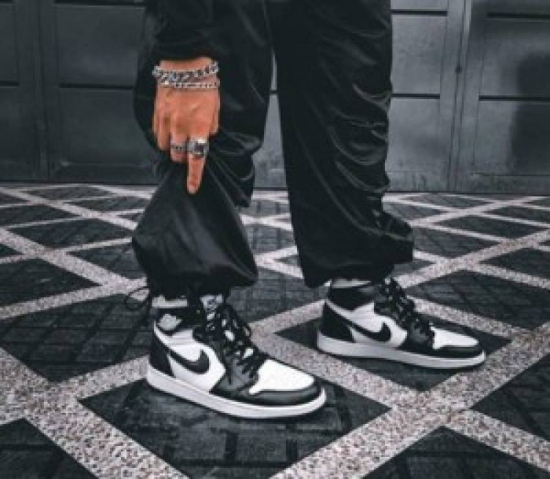NikeAir jordan Retro 1 black white
