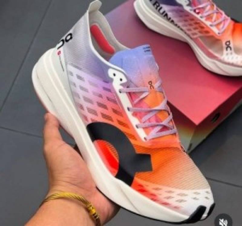 ON RUNNING CLOUD BOOM STRIKE