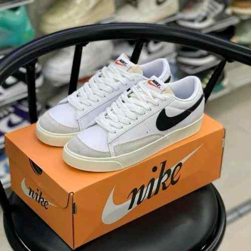 Nik.e blazer low 77 vintage white black