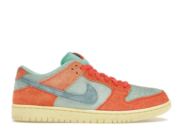 SB DNK LOW ORANGE EMERALD RISE SUEDE