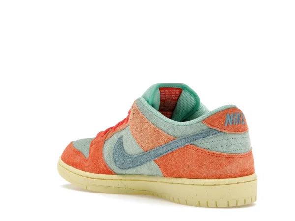 SB DNK LOW ORANGE EMERALD RISE SUEDE