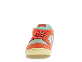 SB DNK LOW ORANGE EMERALD RISE SUEDE