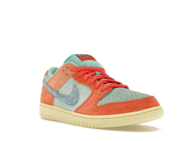 SB DNK LOW ORANGE EMERALD RISE SUEDE